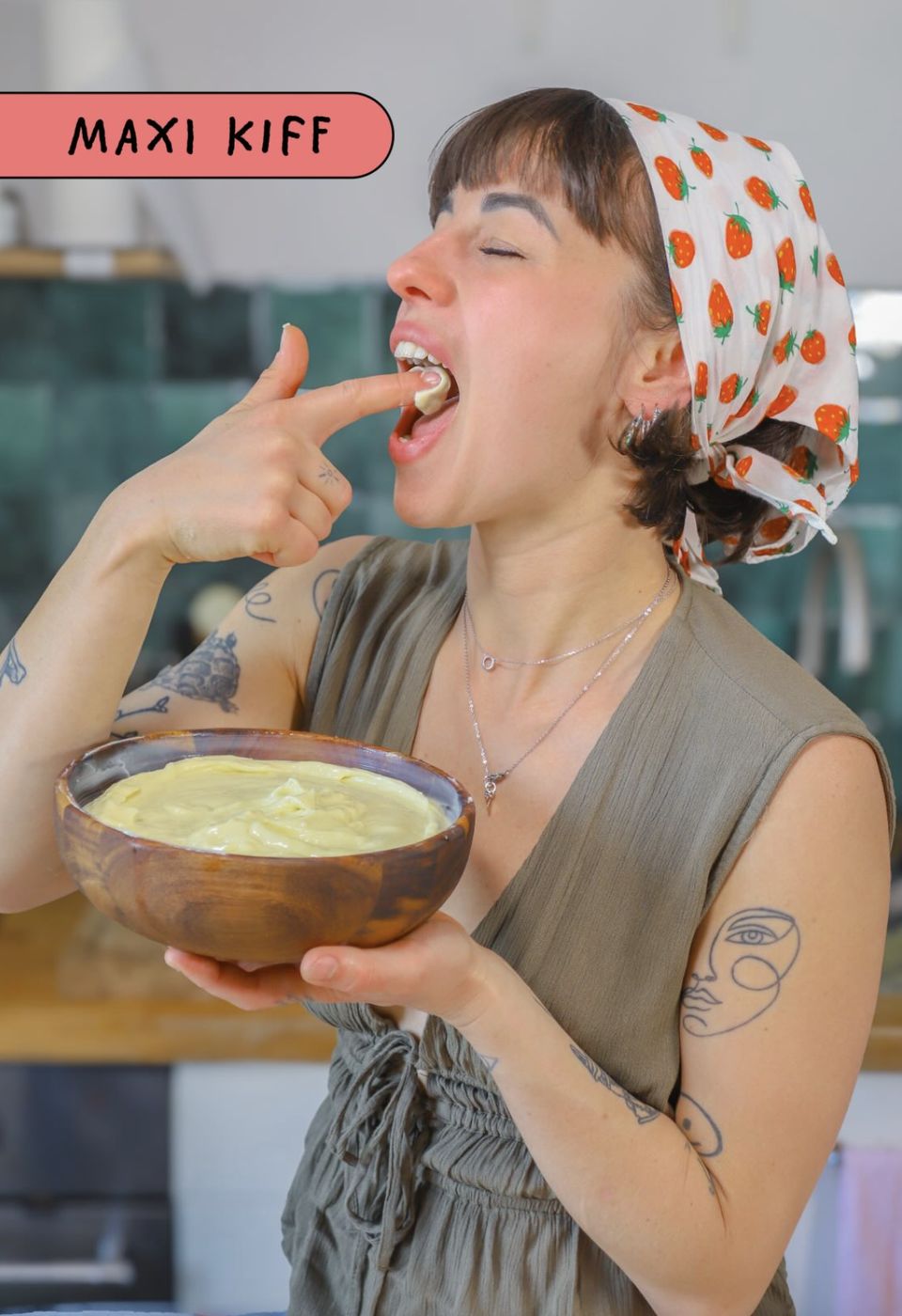 Albane goûte une crème maison, les yeux fermés, en cuisine