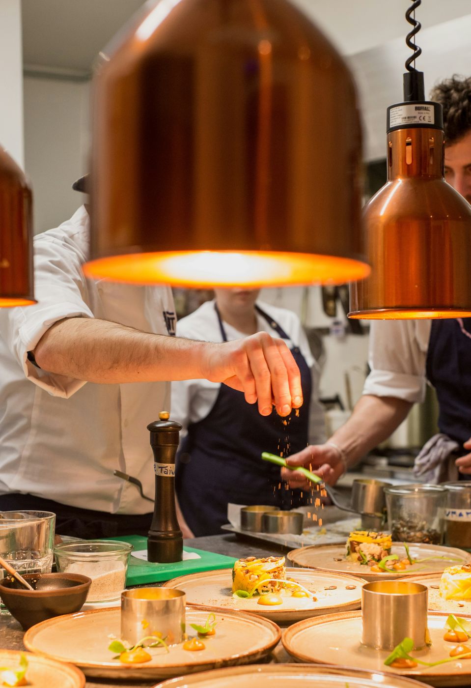 Le chef privé dresse les assiettes du dîner