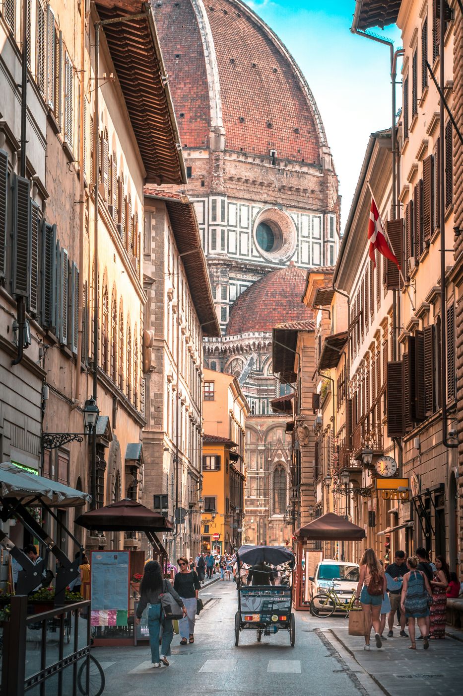 Le dôme du Duomo vu depuis une rue de Florence