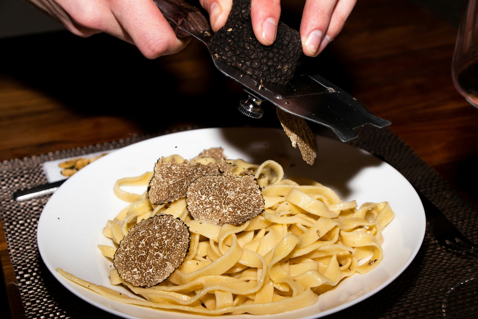 Truffe noire râpée sur des tagliatelles fraîches