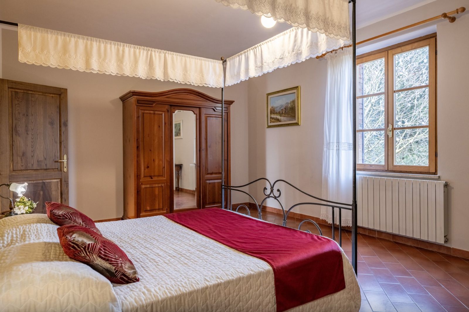 Chambre à baldaquin ouverte sur le jardin