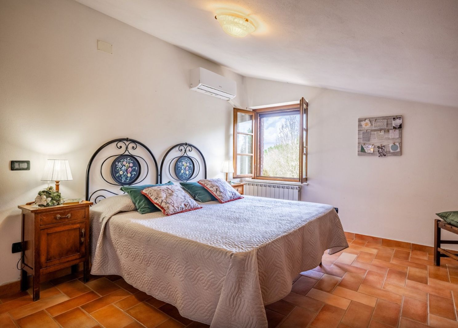Chambre mansardée avec vue sur les arbres