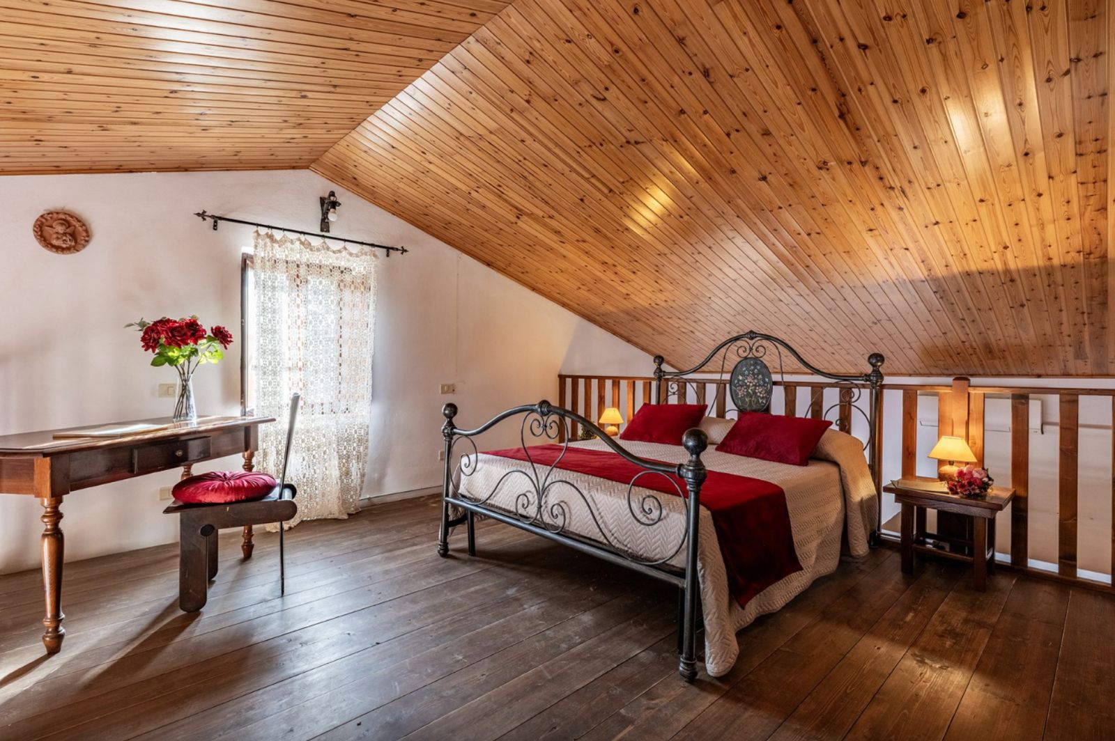 Chambre mansardée sous un plafond en bois