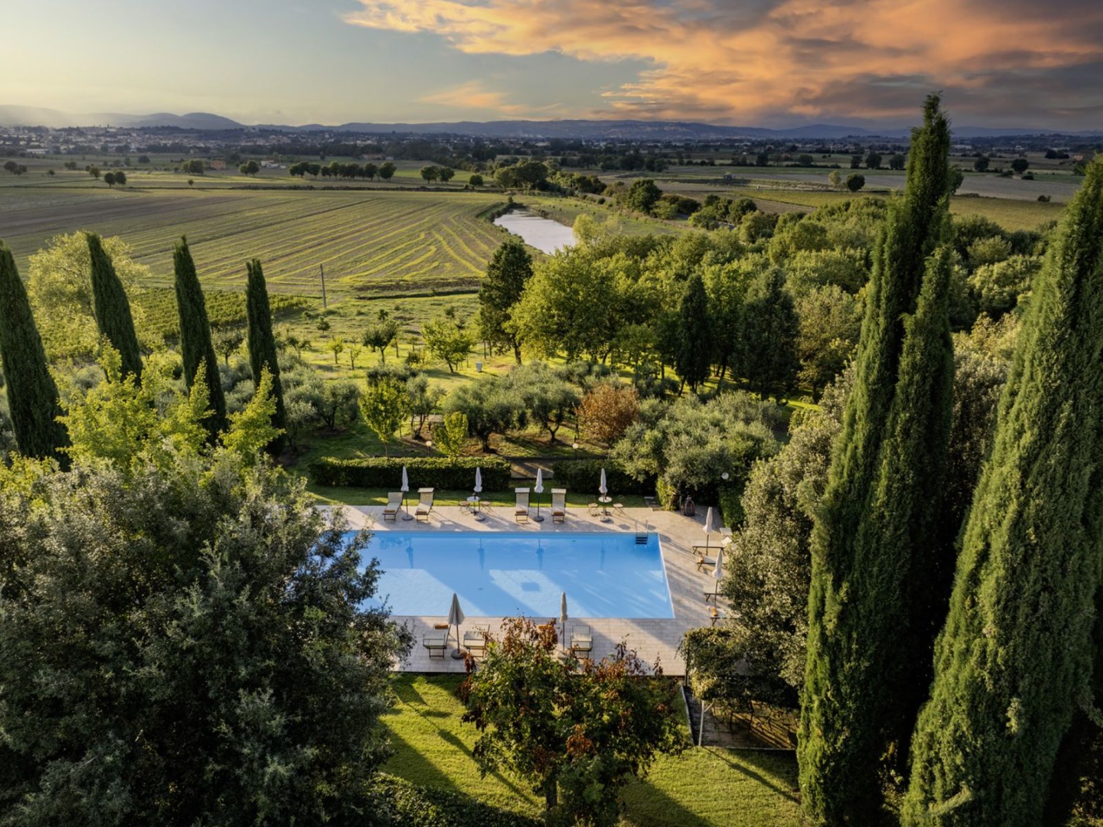 La piscine entre cyprès et oliviers, face à la plaine toscane