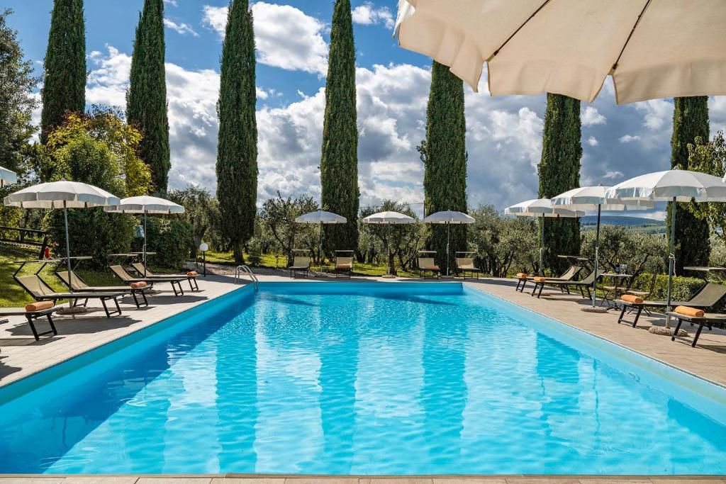La piscine bordée de cyprès