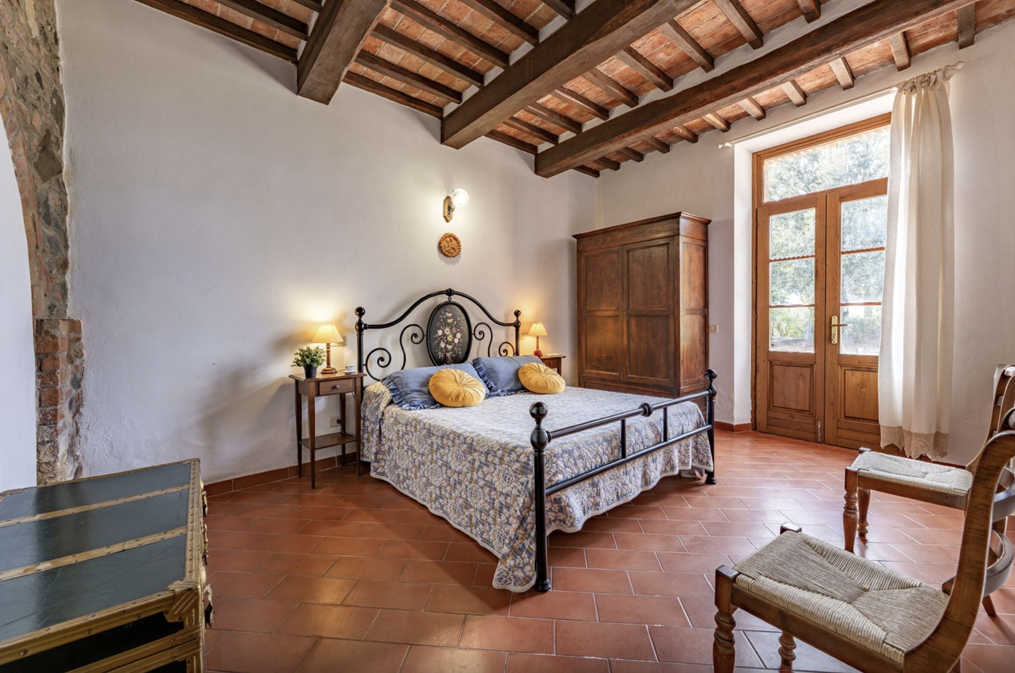 Chambre sous les poutres anciennes