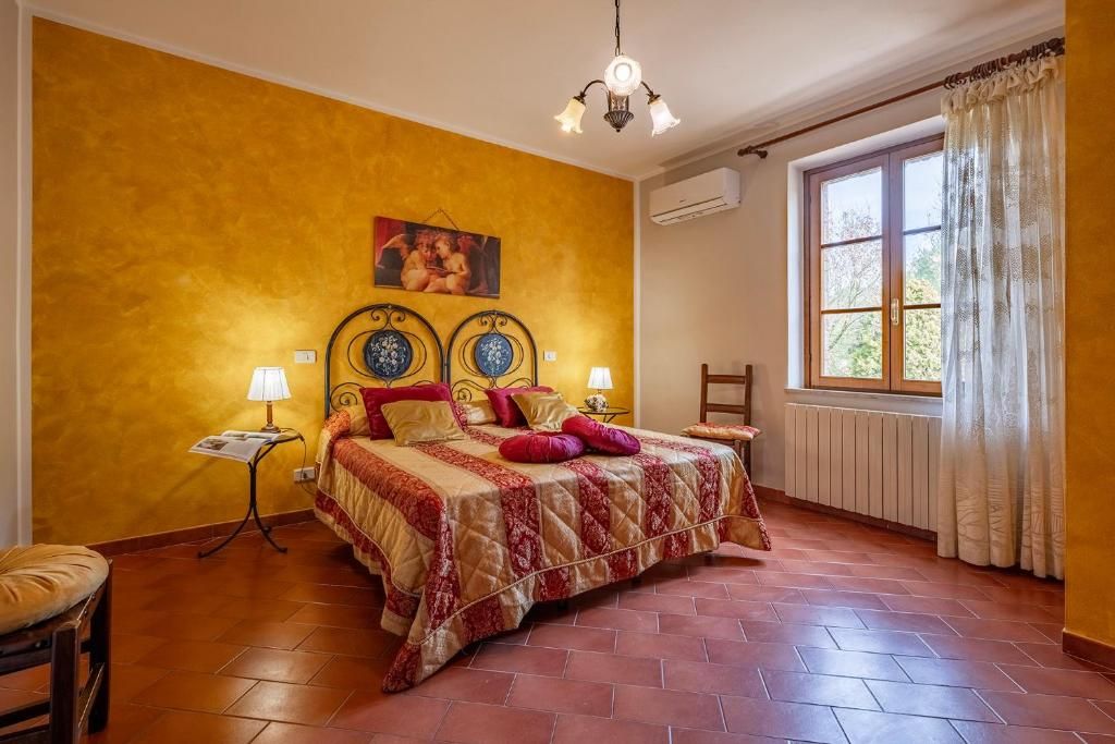 Chambre aux murs ocre