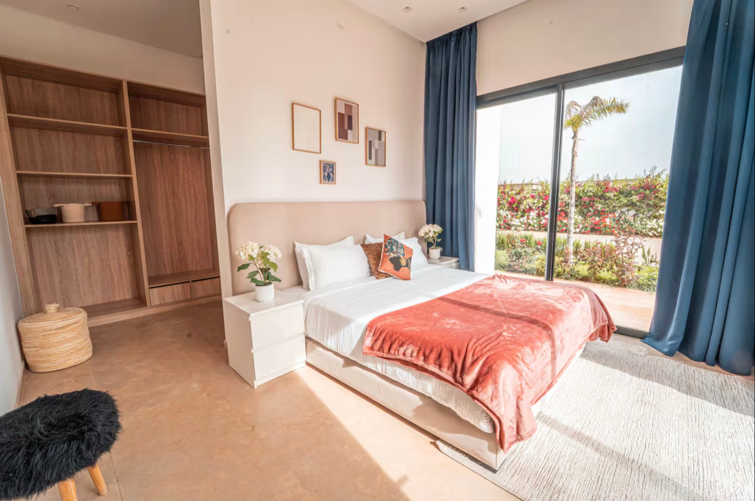 Chambre individuelle avec lit double, ouverte sur le jardin