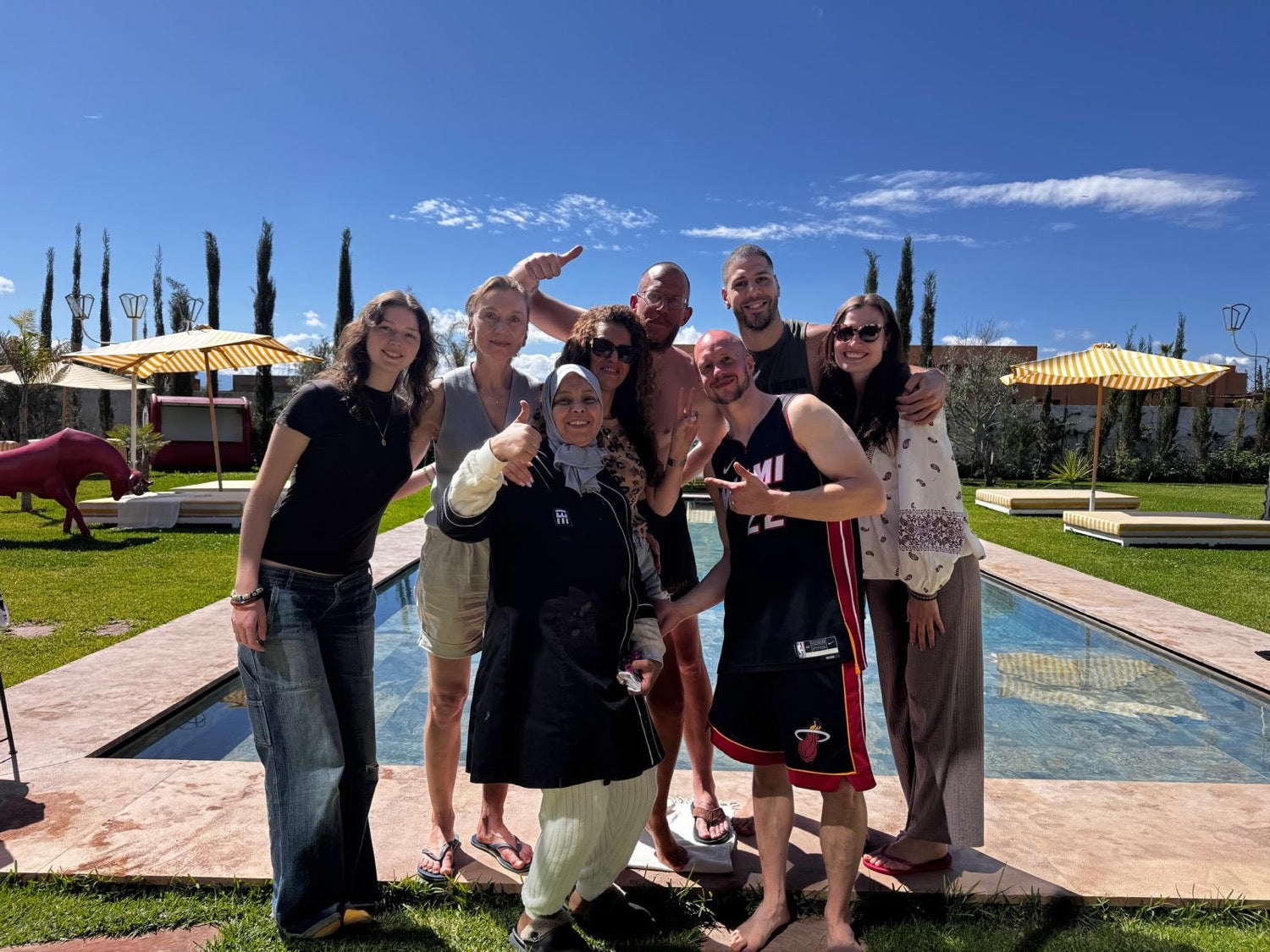 Le groupe au bord de la piscine de la villa