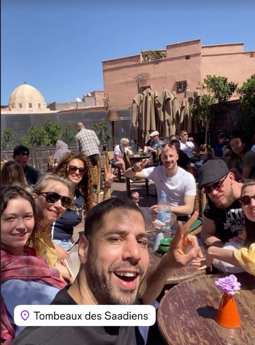 Déjeuner du groupe en terrasse à Marrakech