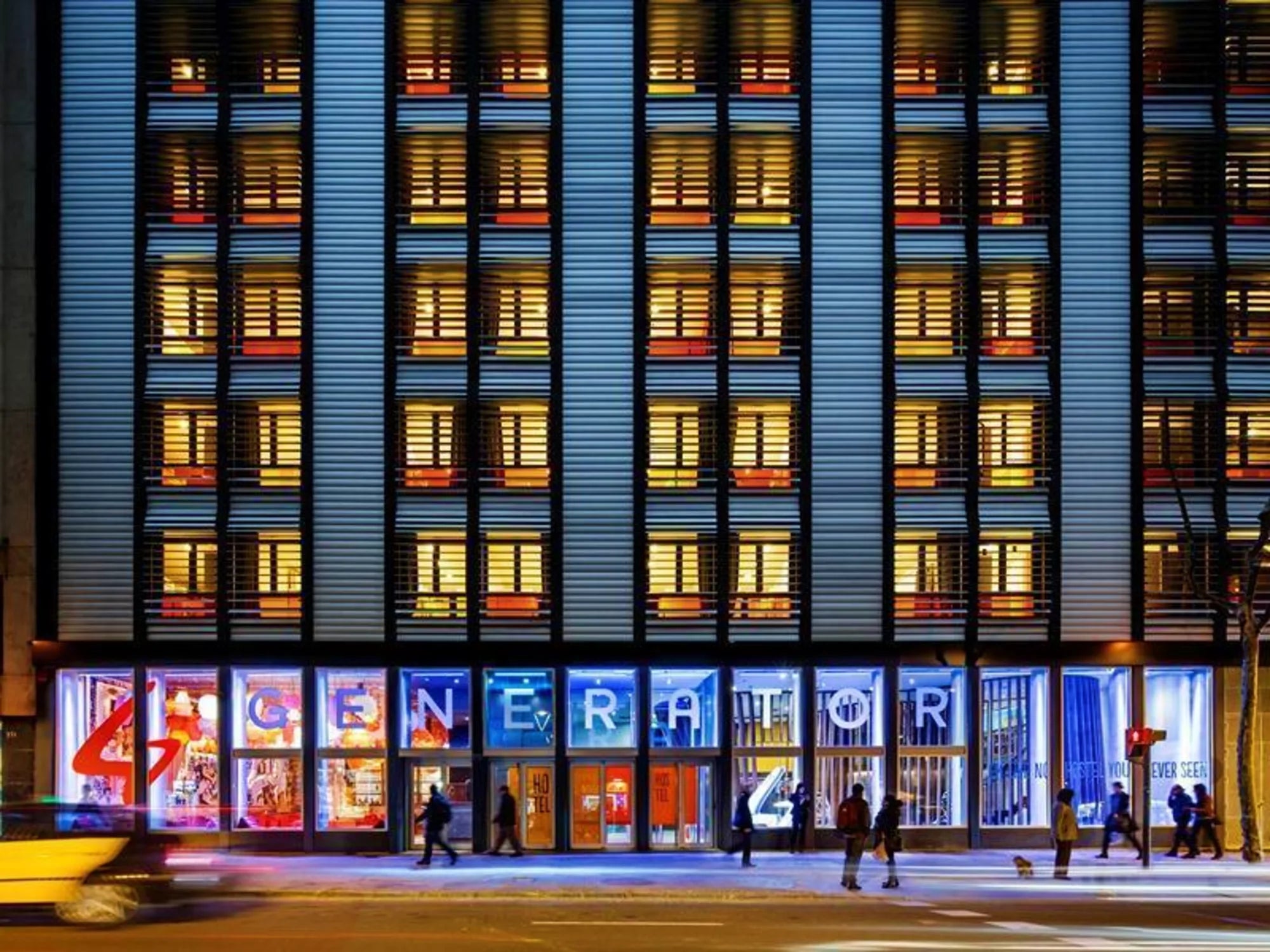 Façade du Generator la nuit