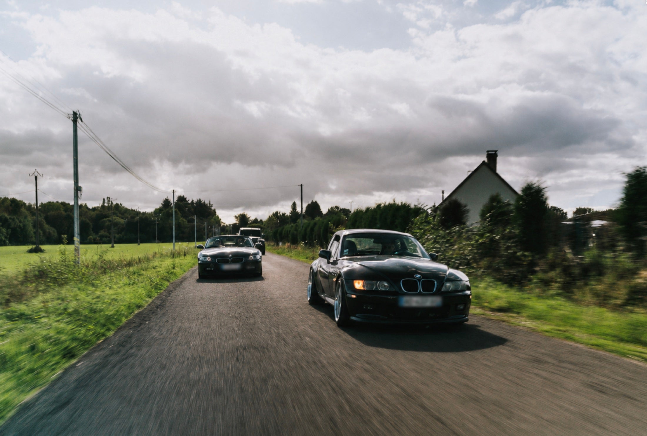 Voiture de collection sur une route secondaire de Champagne, lumière du soir