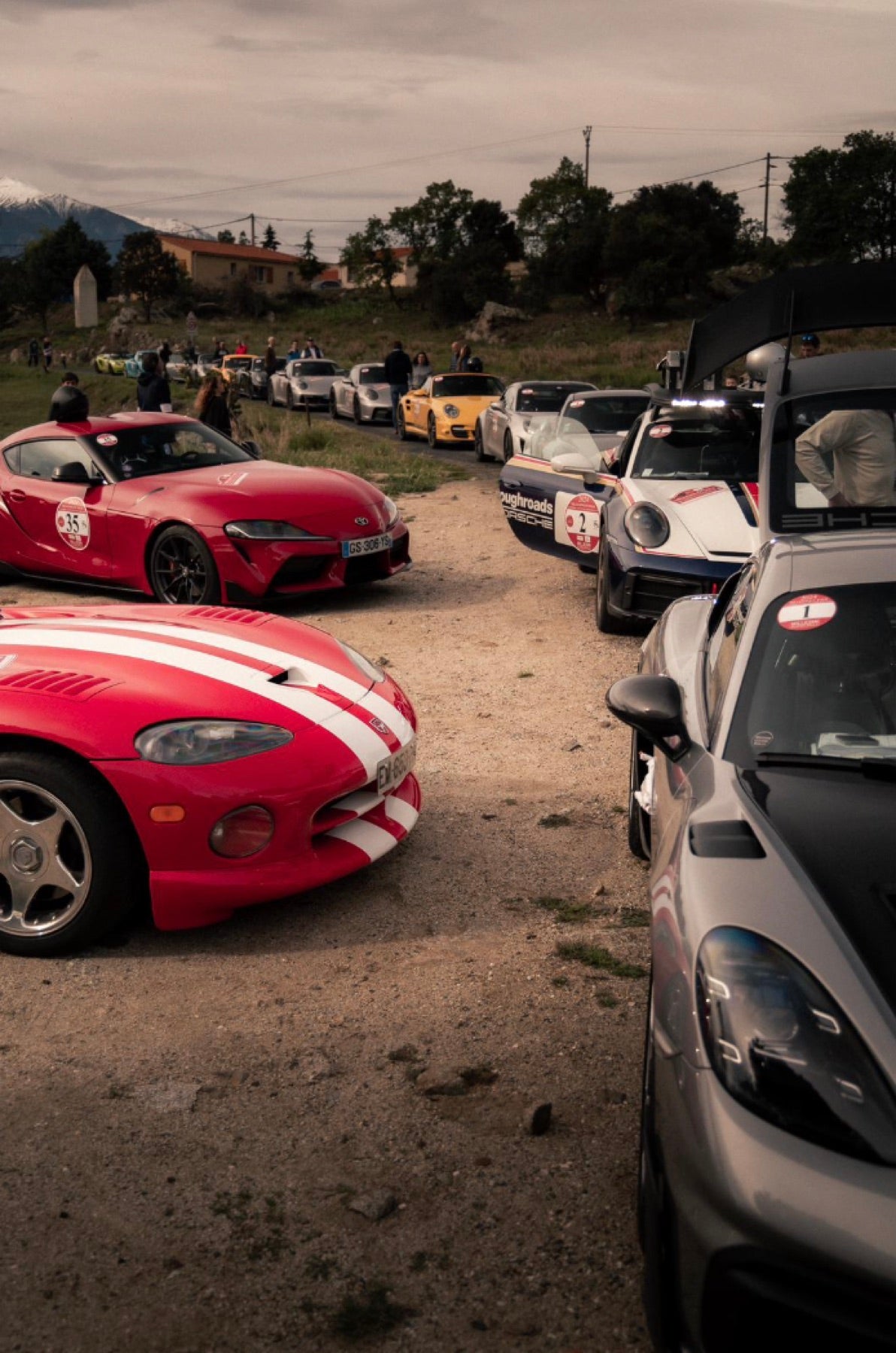 Le plateau : voitures classiques, youngtimers et sportives modernes alignées