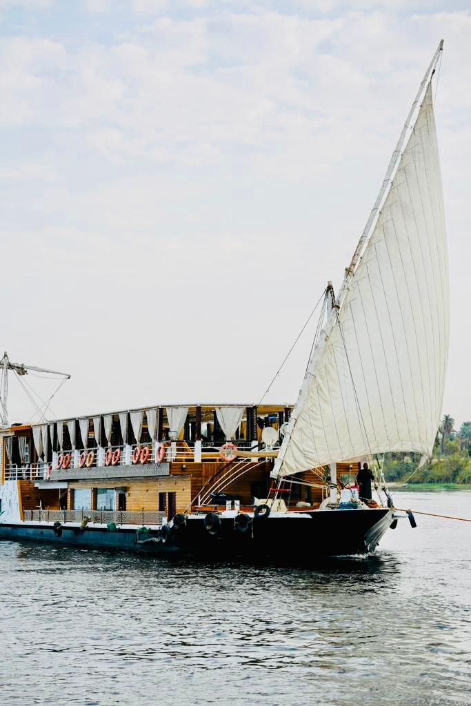 La dahabeya Konoz sous voile sur le Nil