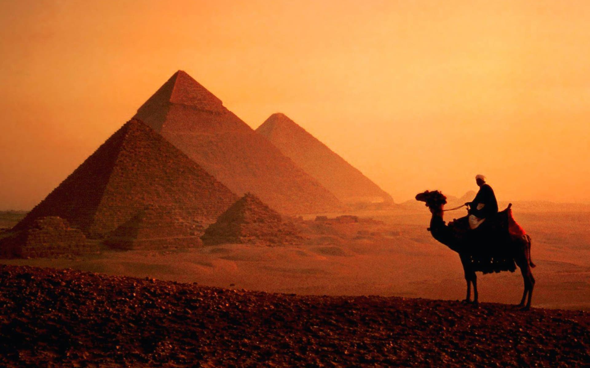 Les pyramides de Gizeh au crépuscule