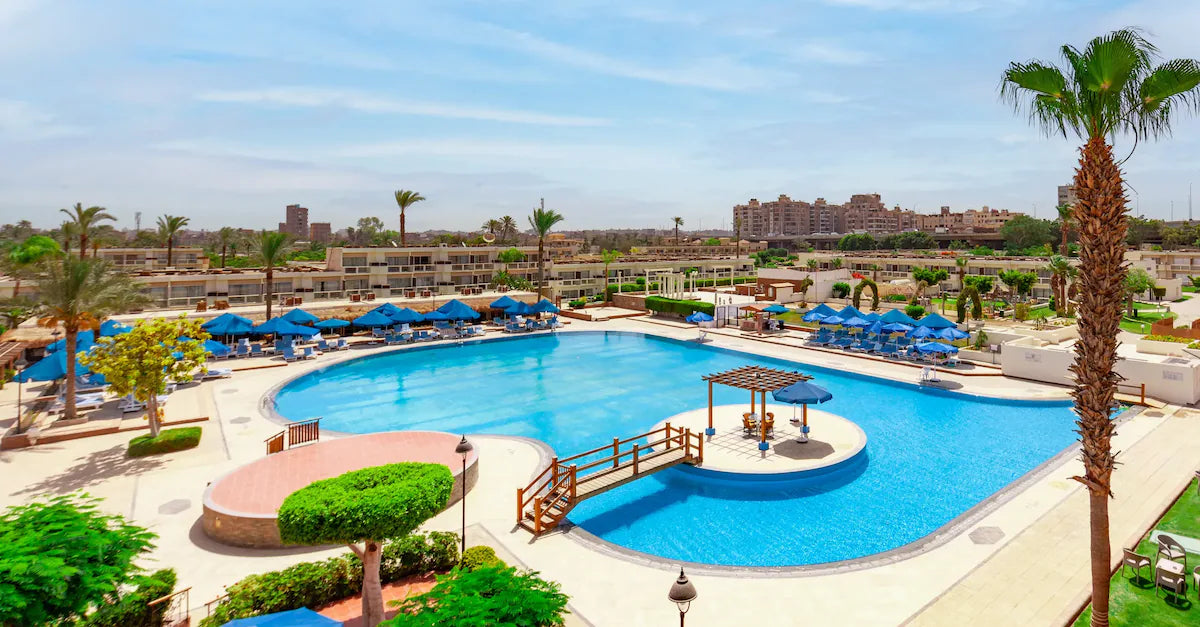 La piscine extérieure de l'hôtel Pyramids Park