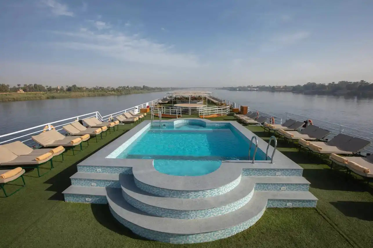 Le sun deck et la piscine du M/S Jaz Celebrity