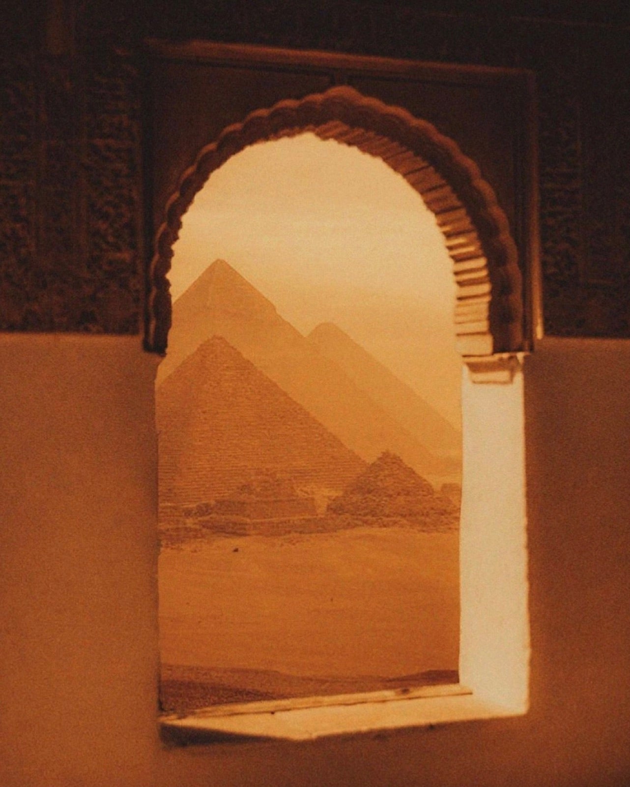 Vue sur les pyramides depuis une fenêtre