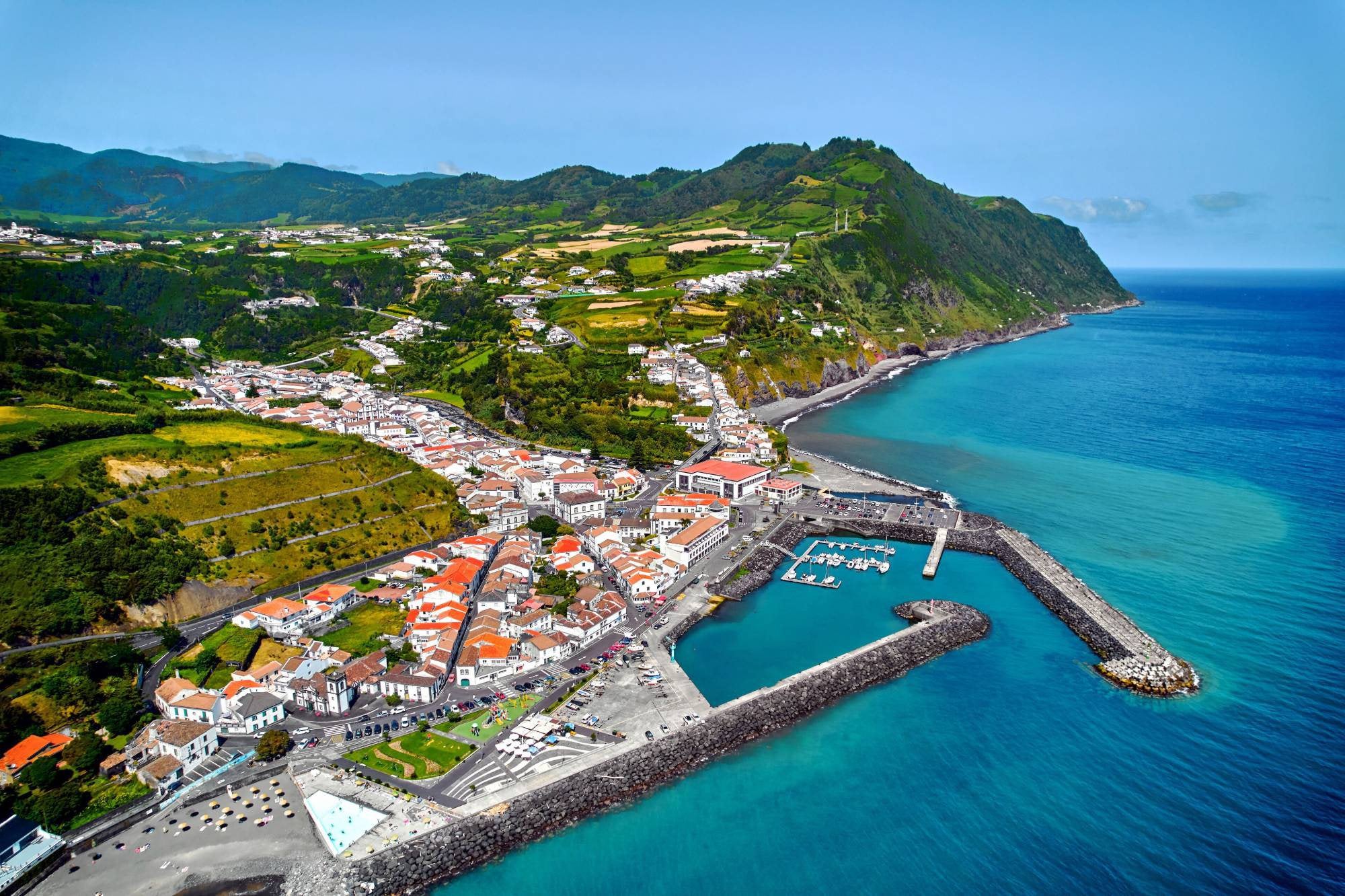 Vue aérienne d’un village côtier de São Miguel