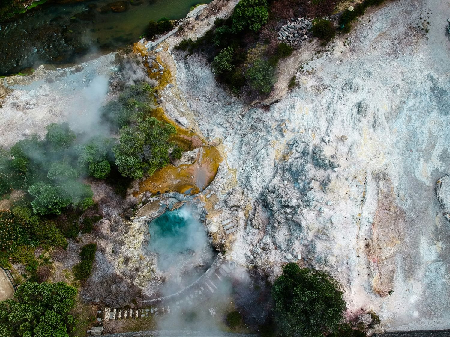 Les fumerolles des caldeiras de Furnas vues du ciel