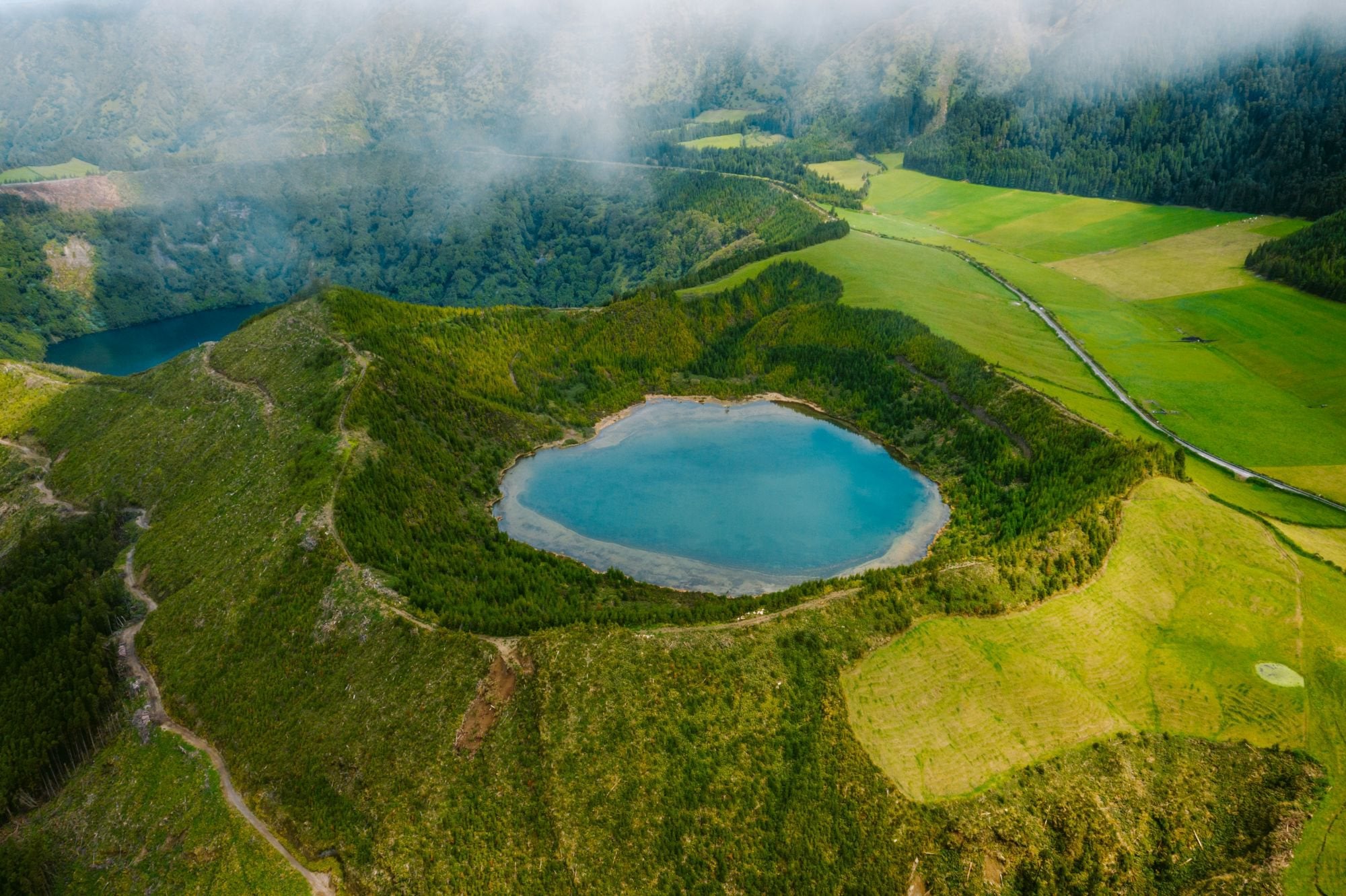 Un lac de cratère vu du ciel