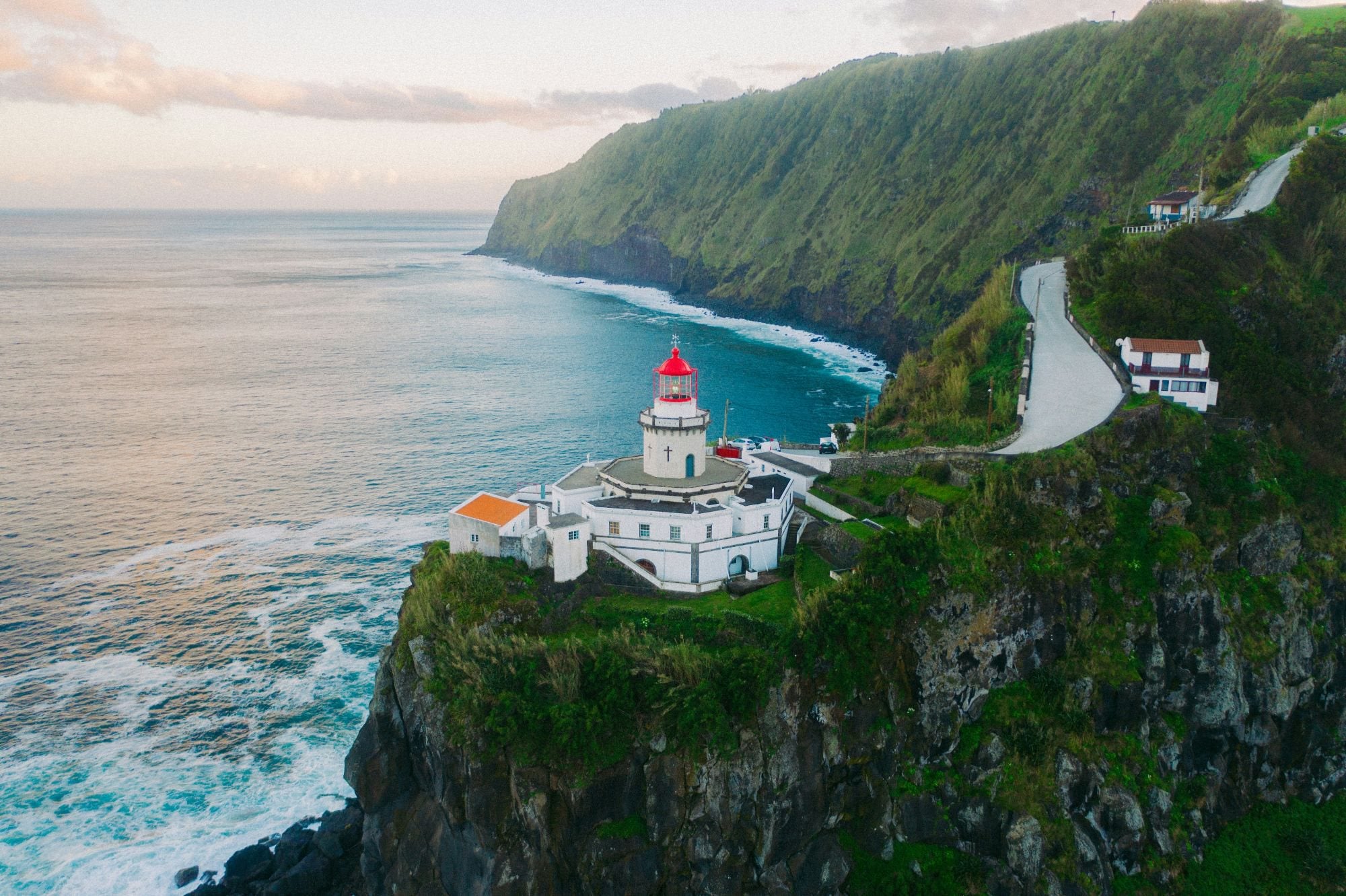 Un phare sur une falaise de São Miguel