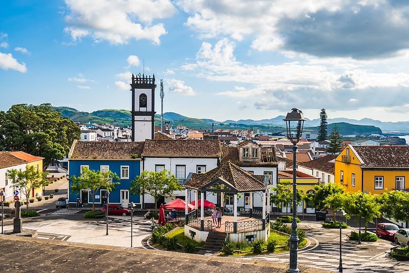 Une place colorée de São Miguel