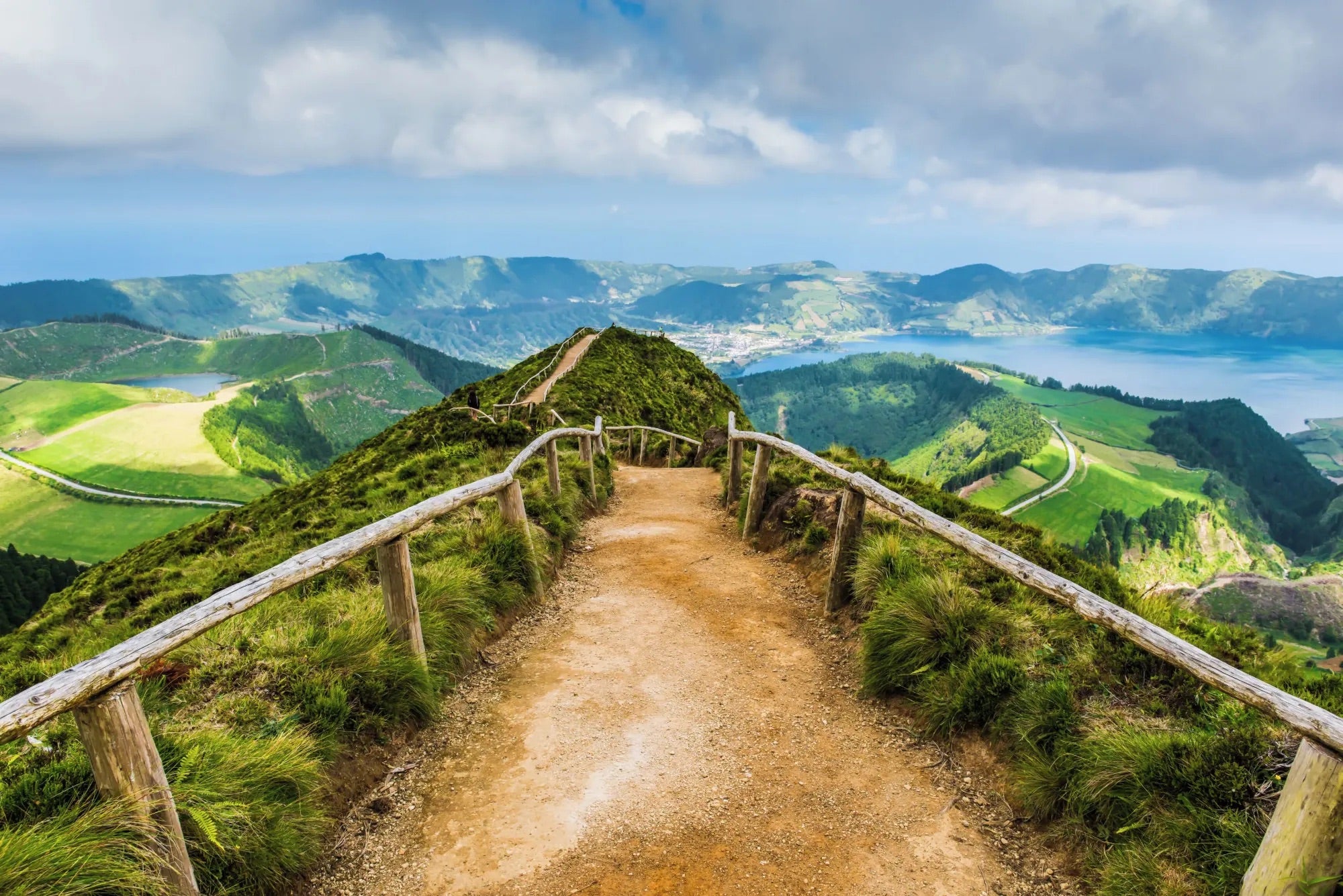 Le sentier des crêtes au-dessus des lacs de Sete Cidades, à São Miguel