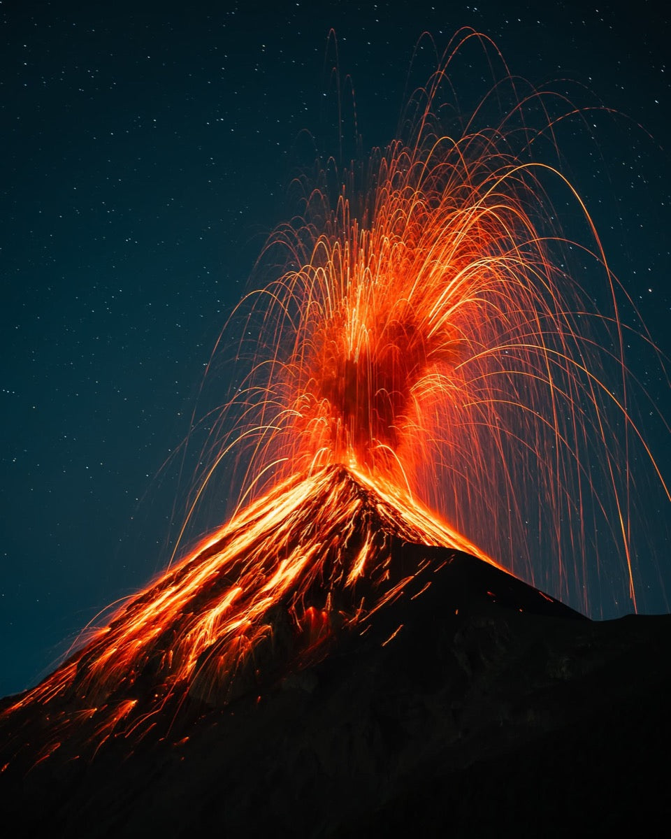 Éruption du Volcán de Fuego la nuit