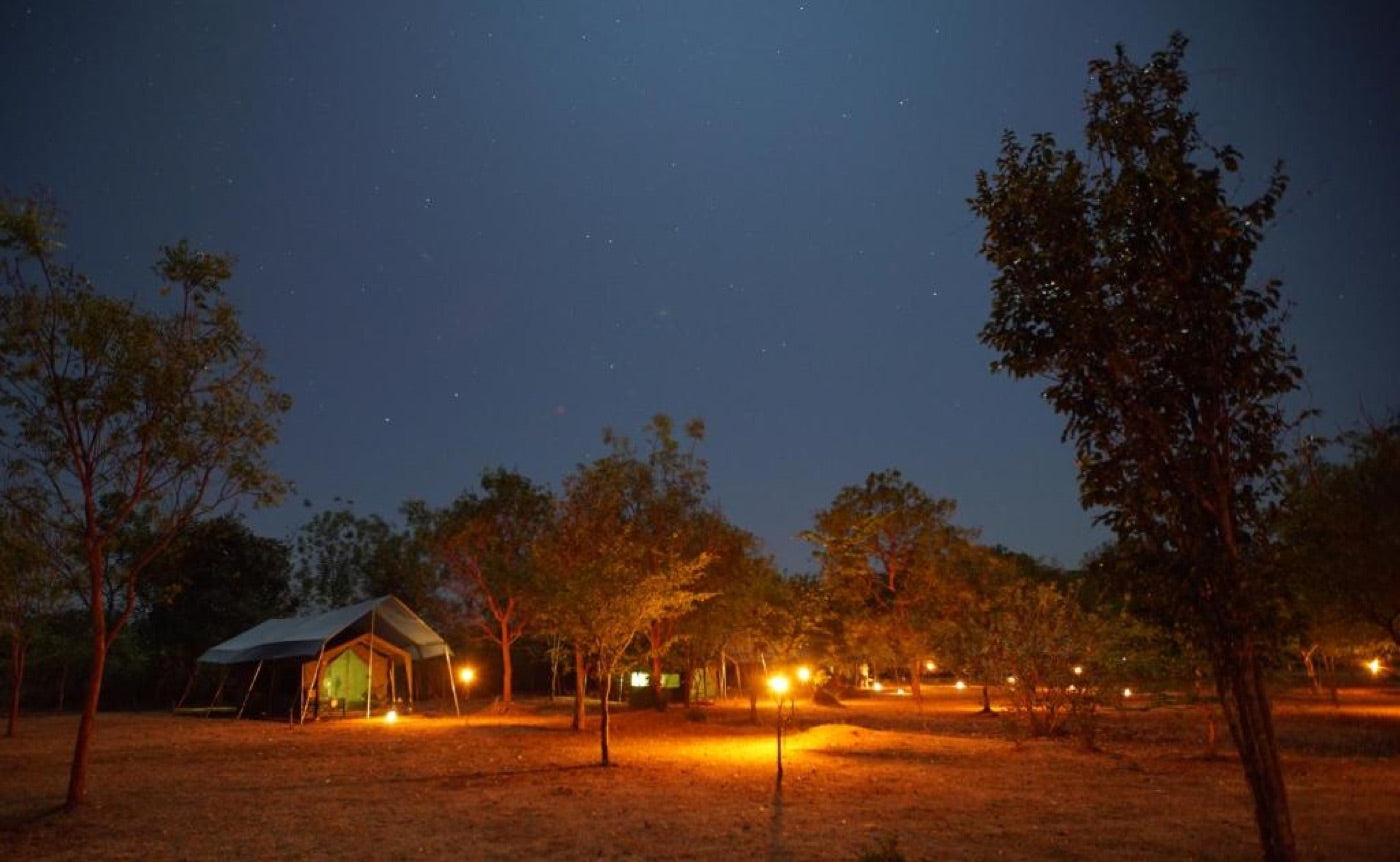 Le camp d'Udawalawe sous les étoiles