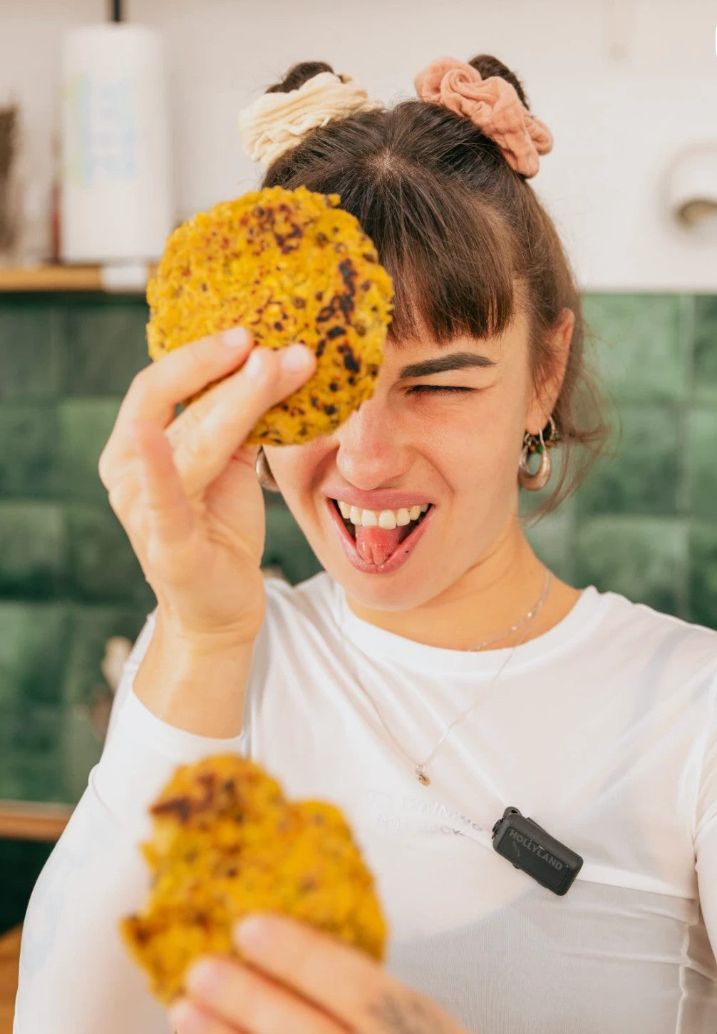 Albane Auvray en cuisine, une galette dorée à la main