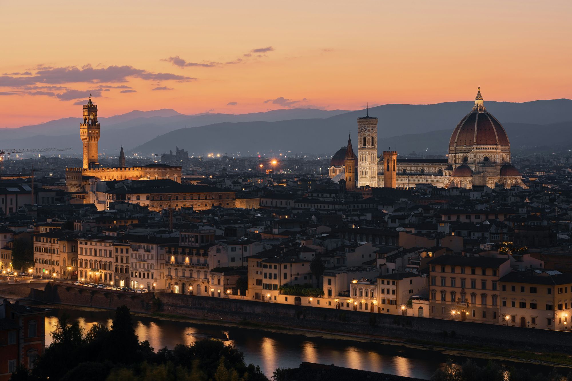 Florence au crépuscule, le Palazzo Vecchio et le Duomo au-dessus de l'Arno