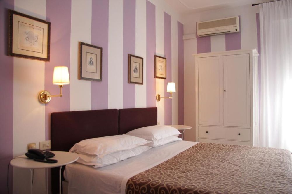 Chambre élégante de l'hôtel à Florence
