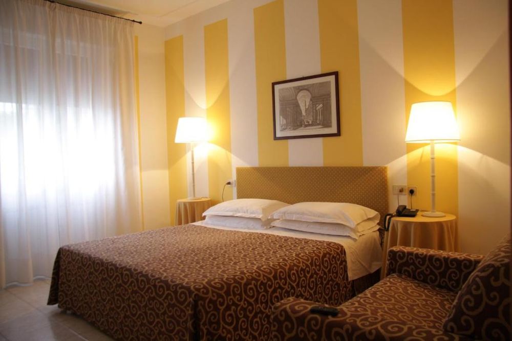 Chambre lumineuse de l'hôtel à Florence