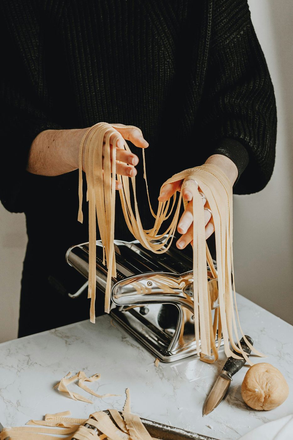Tagliatelles fraîches tout juste sorties de la machine à pâtes