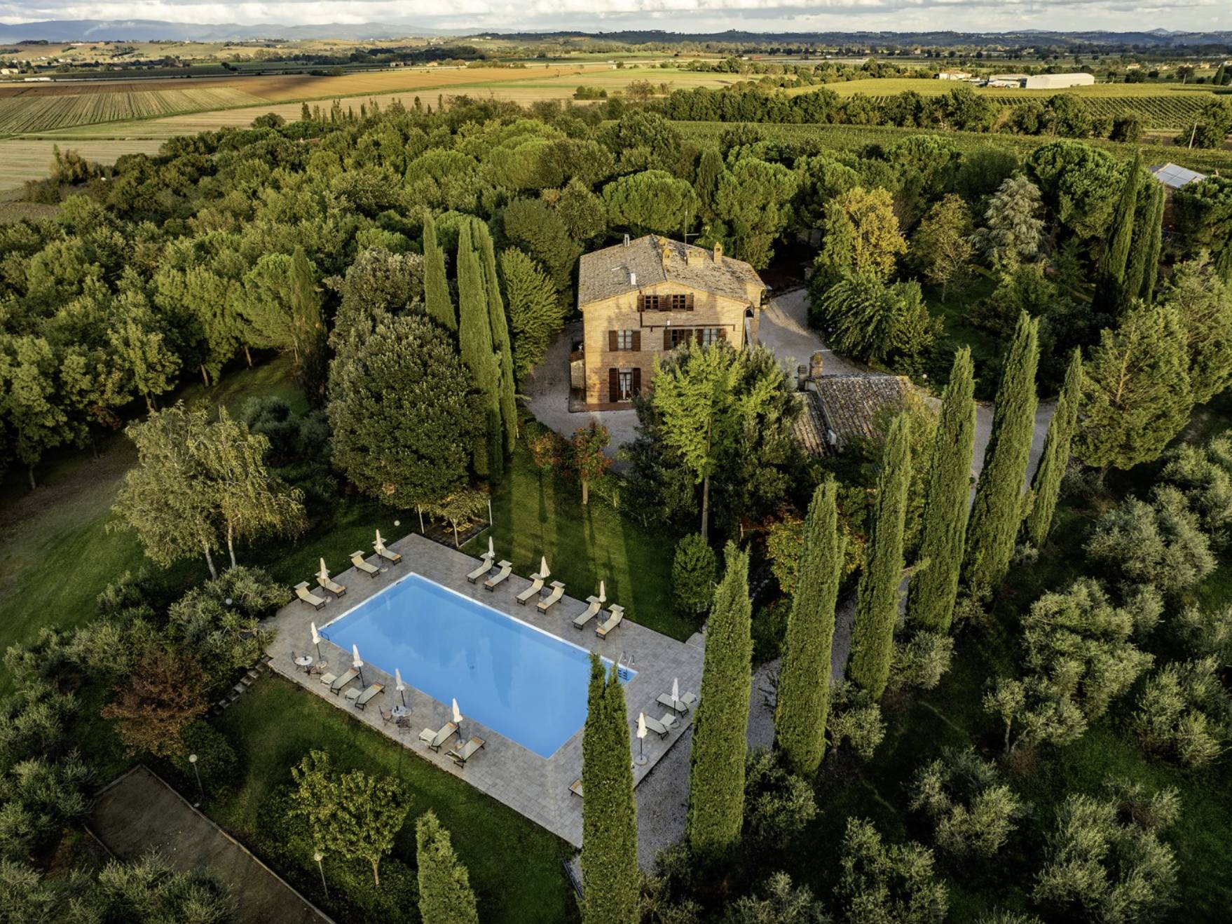La villa vue du ciel, entourée de pins, de cyprès et de vignes