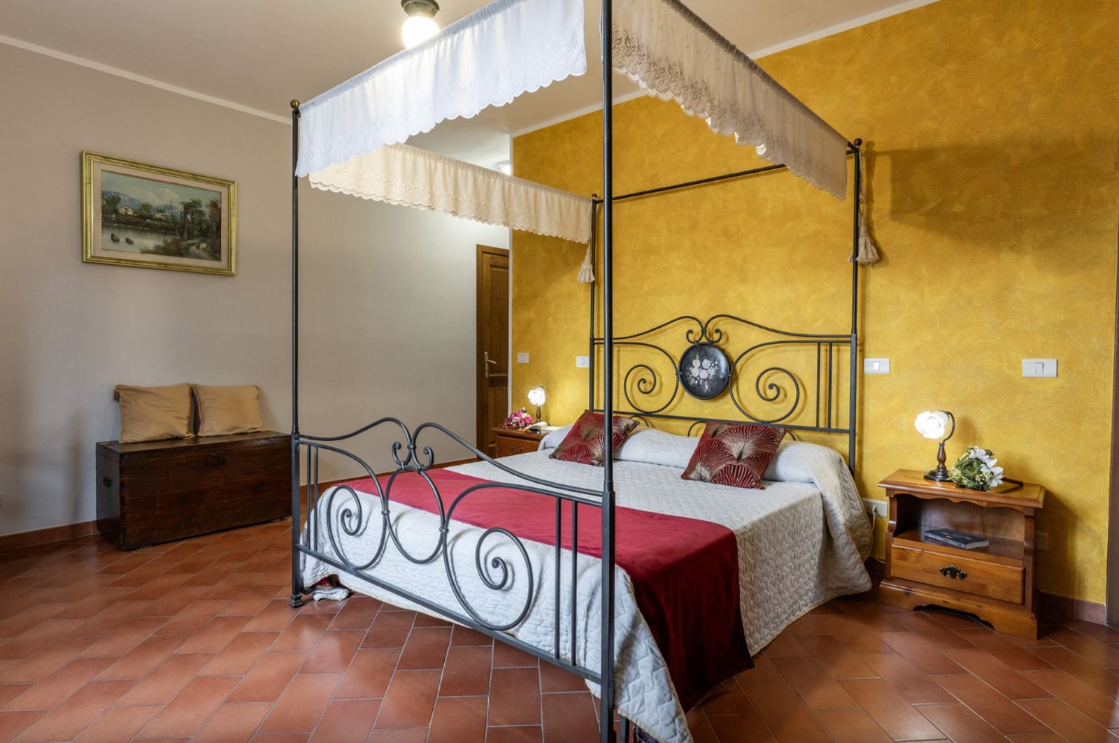 Chambre à baldaquin aux murs dorés