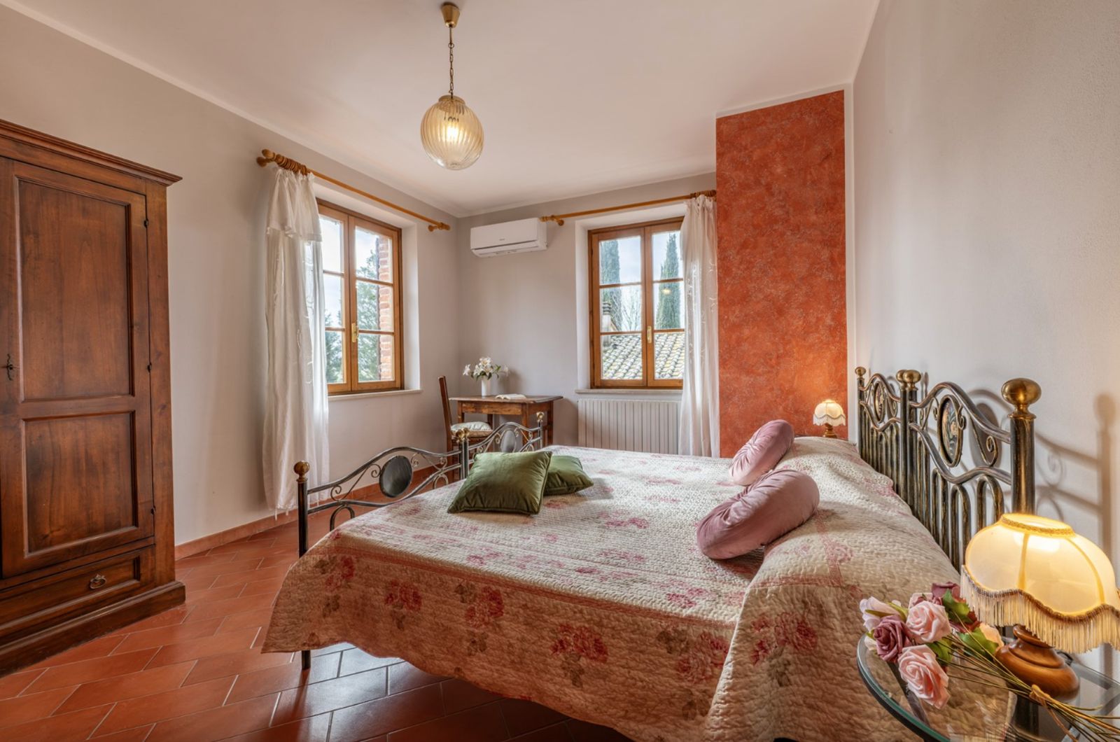 Chambre lumineuse aux deux fenêtres