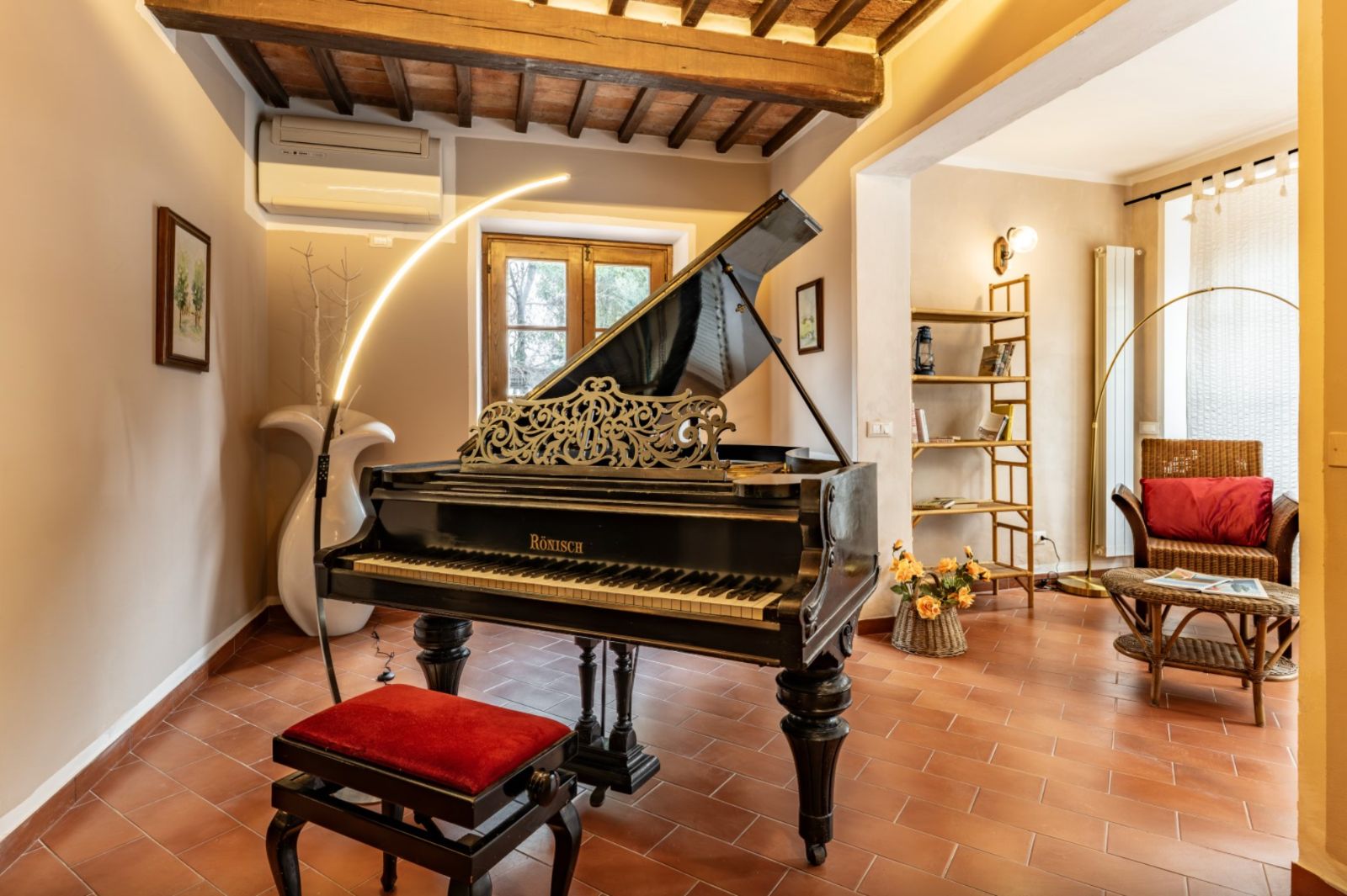 Le salon et son piano à queue