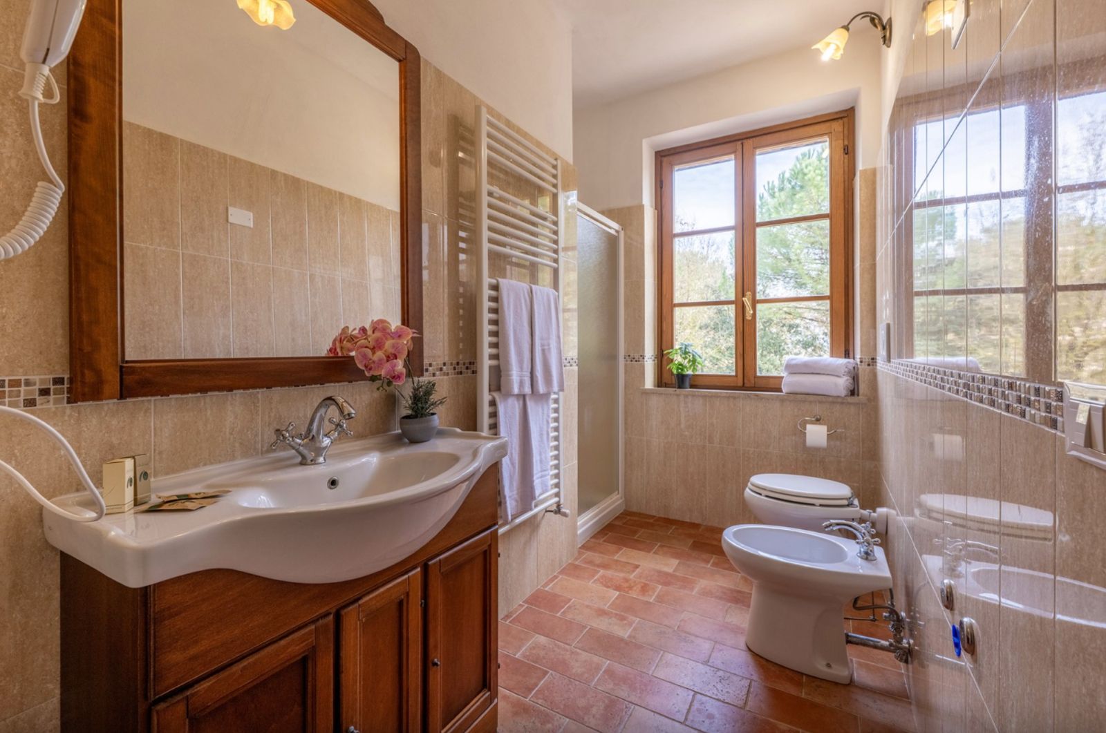 Salle de bain avec fenêtre sur les pins