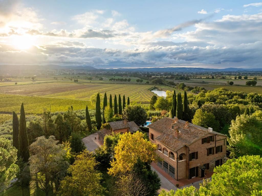 La villa au coucher du soleil, entre cyprès et vignes