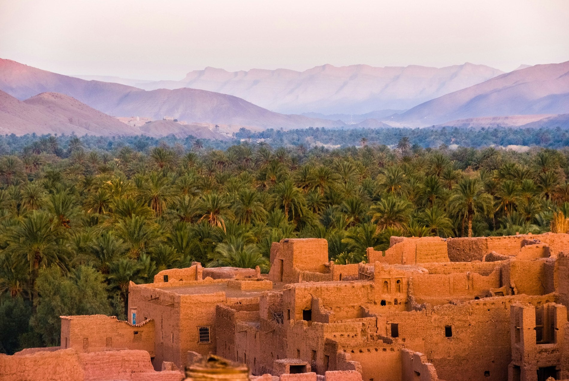 La villa et sa piscine au coucher du soleil, près de Marrakech