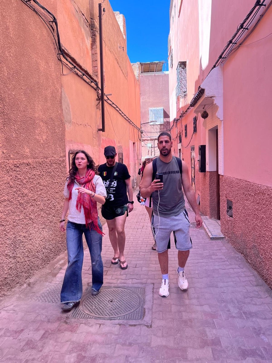 Le groupe dans une ruelle de la médina de Marrakech