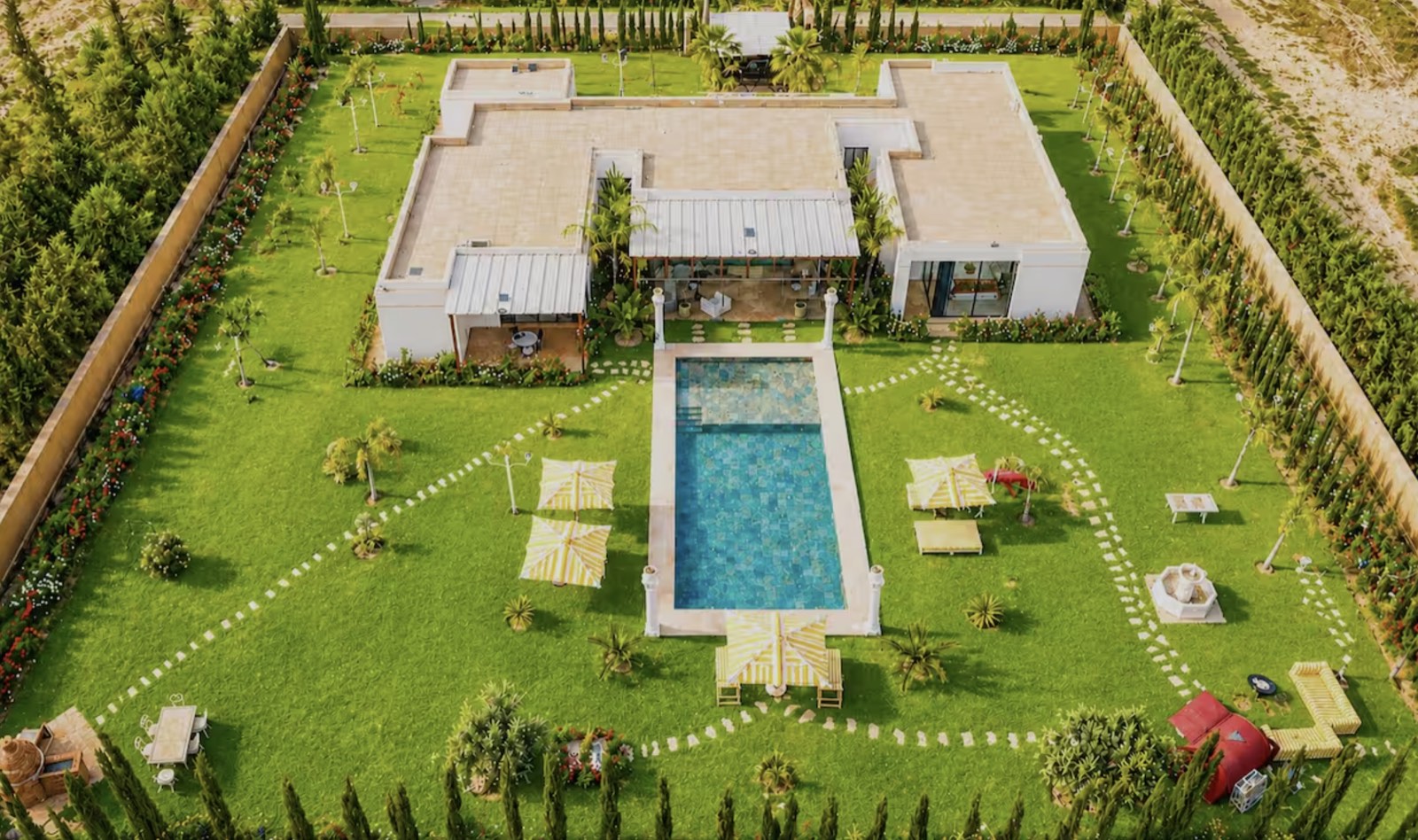 Vue aérienne de la villa, sa piscine et son jardin