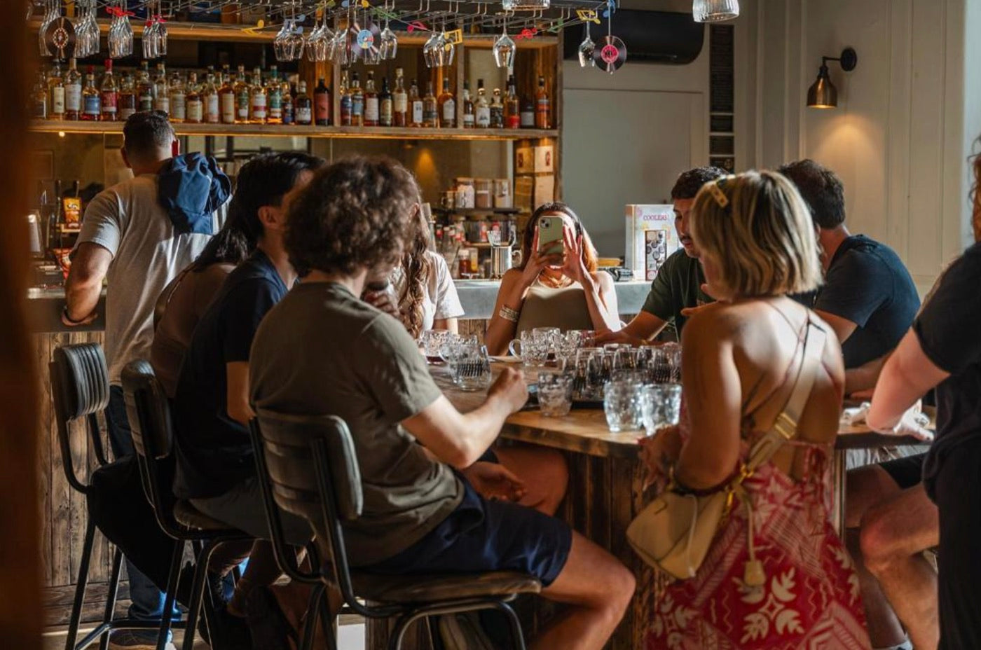 Le bar du Code Hostel, ambiance soirée