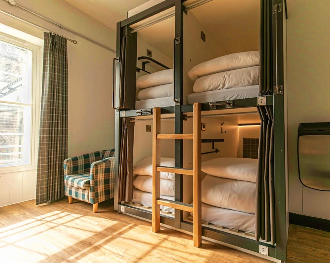 Dortoir avec lits superposés à capsule