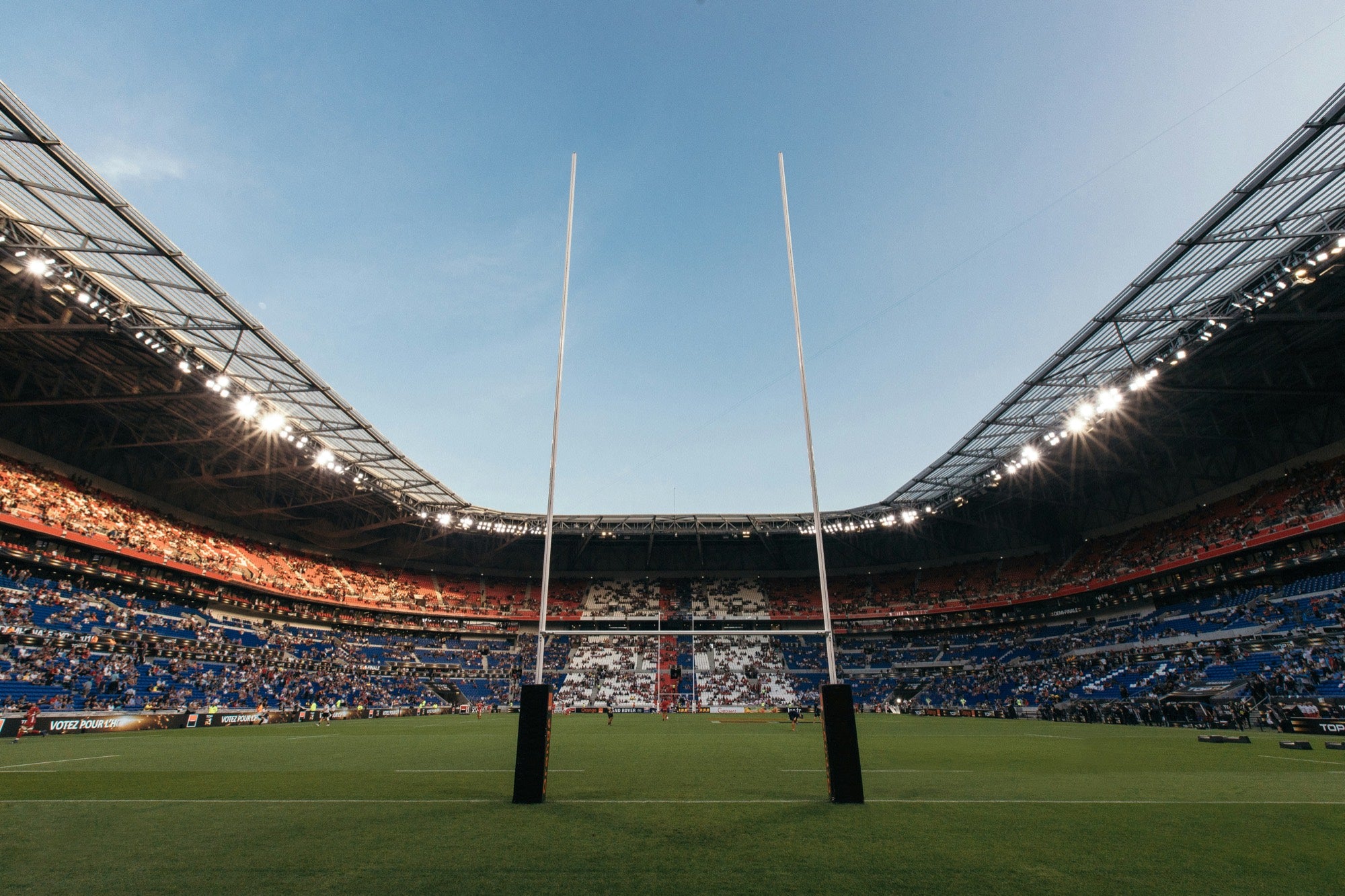 Tribunes d'un stade de rugby un soir de match